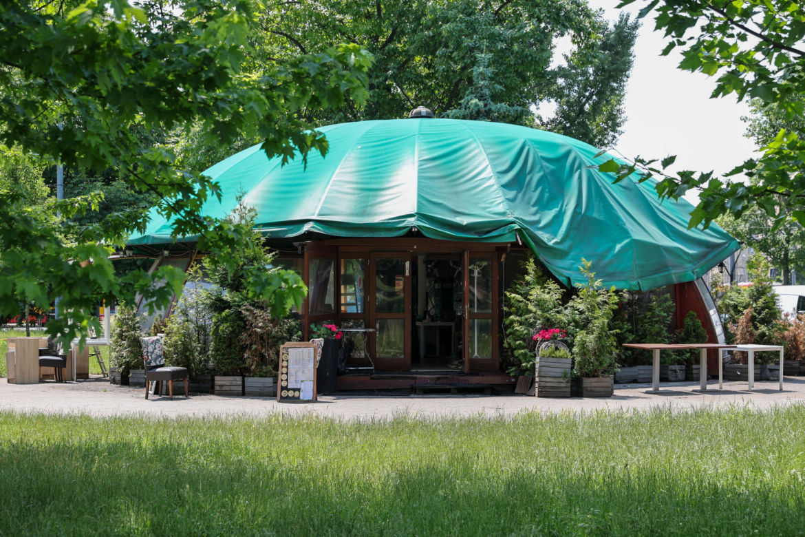 Kultowa pizzeria znika z pl. Narutowicza. Słynny "grzyb" poszedł do rozbiórki