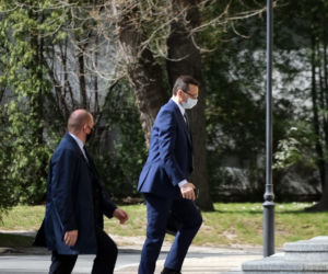 Premier Mateusz Morawiecki w maseczce ochronnej pod Kancelarią Premiera