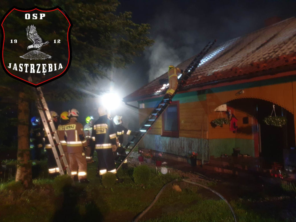 Potężny pożar w Kąśnej Dolnej. Ponad 50 strażaków gasiło płonący drewniany dom