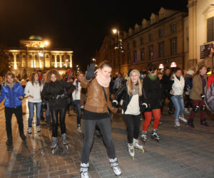 Nightskating. Warszawiacy przejechali stolicę na rolkach [Zdjęcia]