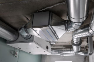 Jak automatyka HVAC wpływa na efektywność i komfort w halach przemysłowych?
