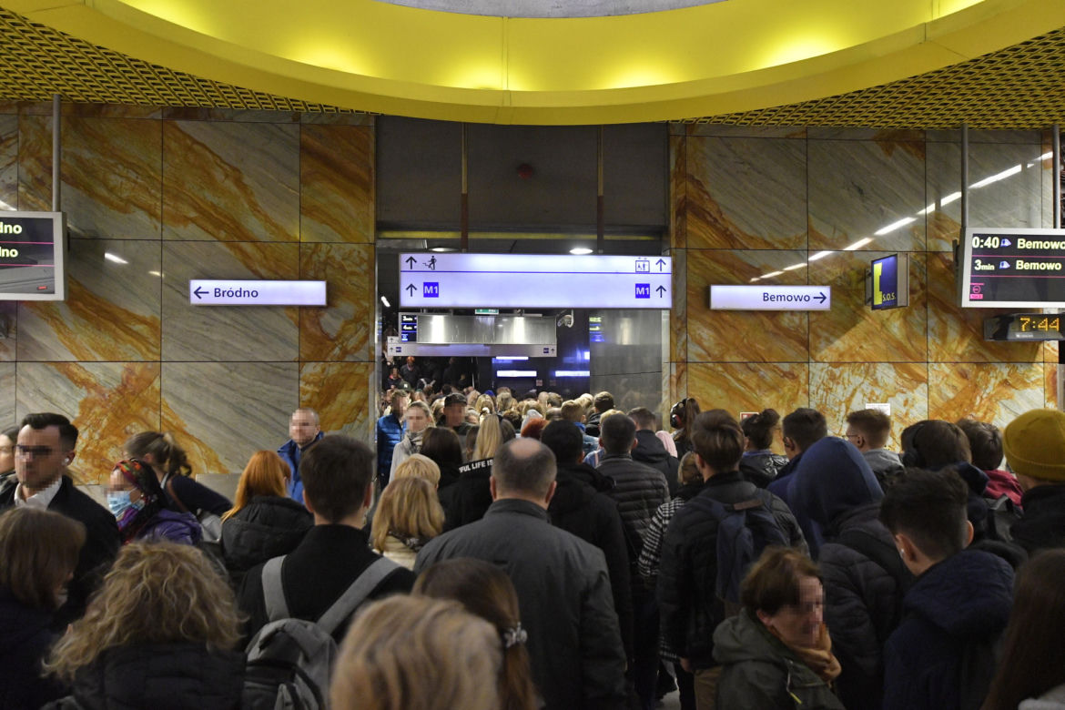 Dantejskie sceny na stacji metra Świętokrzyska. Tłum nie mieści się w korytarzach