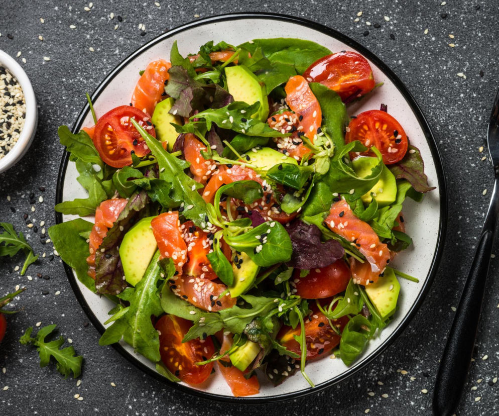 Ta sałatka z łososiem to sekret sytości bez przejadania. Gotowa w 15 minut