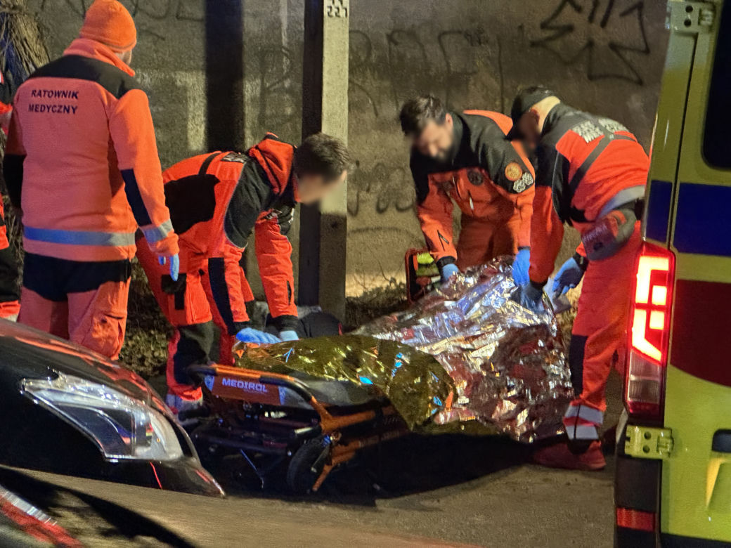 Zaatakował dostawcę jedzenia i padł jak rażony gromem. Szokująca agresja na Woli