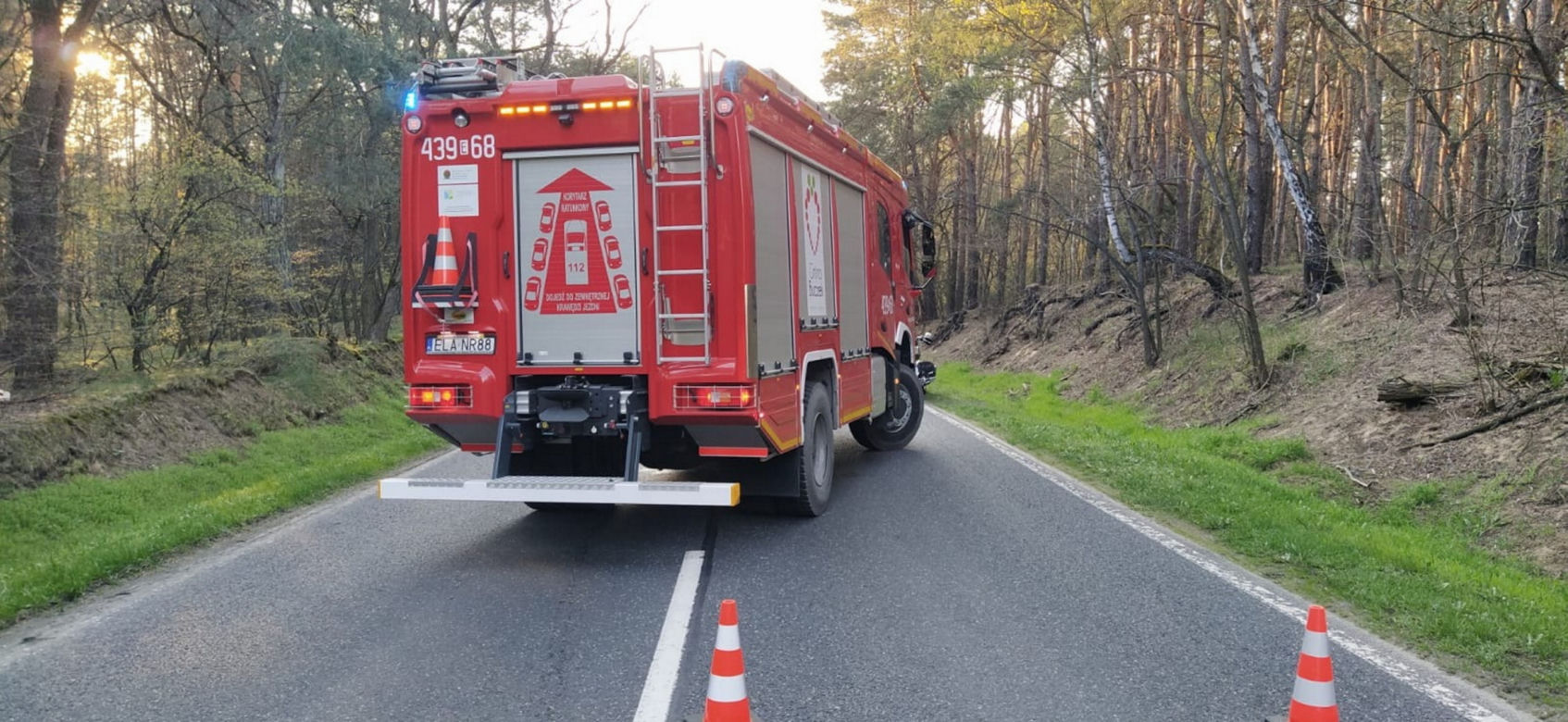 Śmiertelny wypadek pod Łaskiem! Motorowerzysta nie żyje, 45-letnią motocyklistkę zabrał śmigłowiec [ZDJĘCIA].
