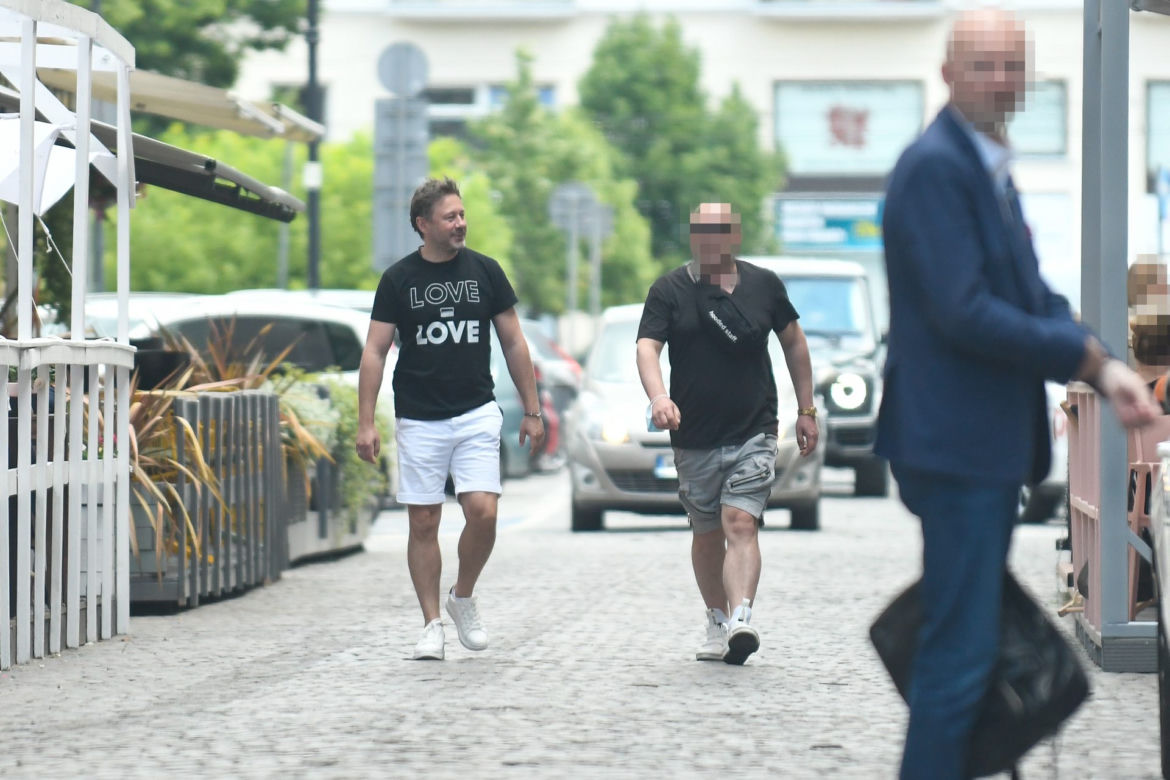 Andrzej Piaseczny na spacerze z przyjacielem