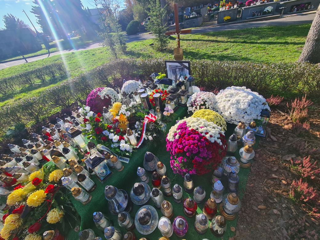 Rzeszów. Ogrom zniczy na mogile Tadeusza Ferenca [GALERIA]