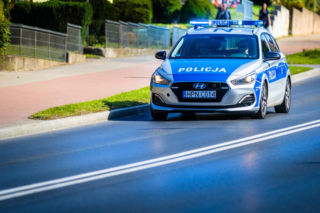 Nagle stracił tor jazdy. Samochód wjechał w pieszych po zderzeniu