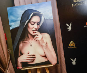 Katarzyna Warnke pozuje przy swoich nagich zdjęciach na imprezie Playboya