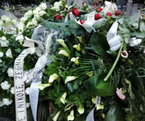 Tragedia w Salisbury. Zamordowane kobiety pochowane w Tarnowie. Grobu nie widać spod kwiatów
