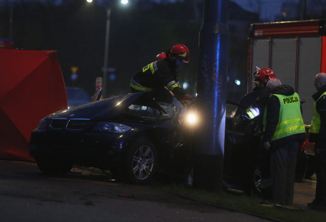 Kobieta w BMW rozbiła się na słupie