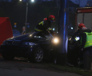Kobieta w BMW rozbiła się na słupie