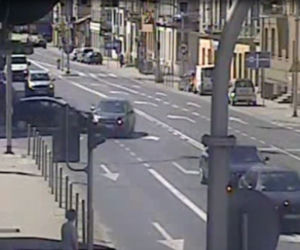 Wjechał na czerwonym i dachował