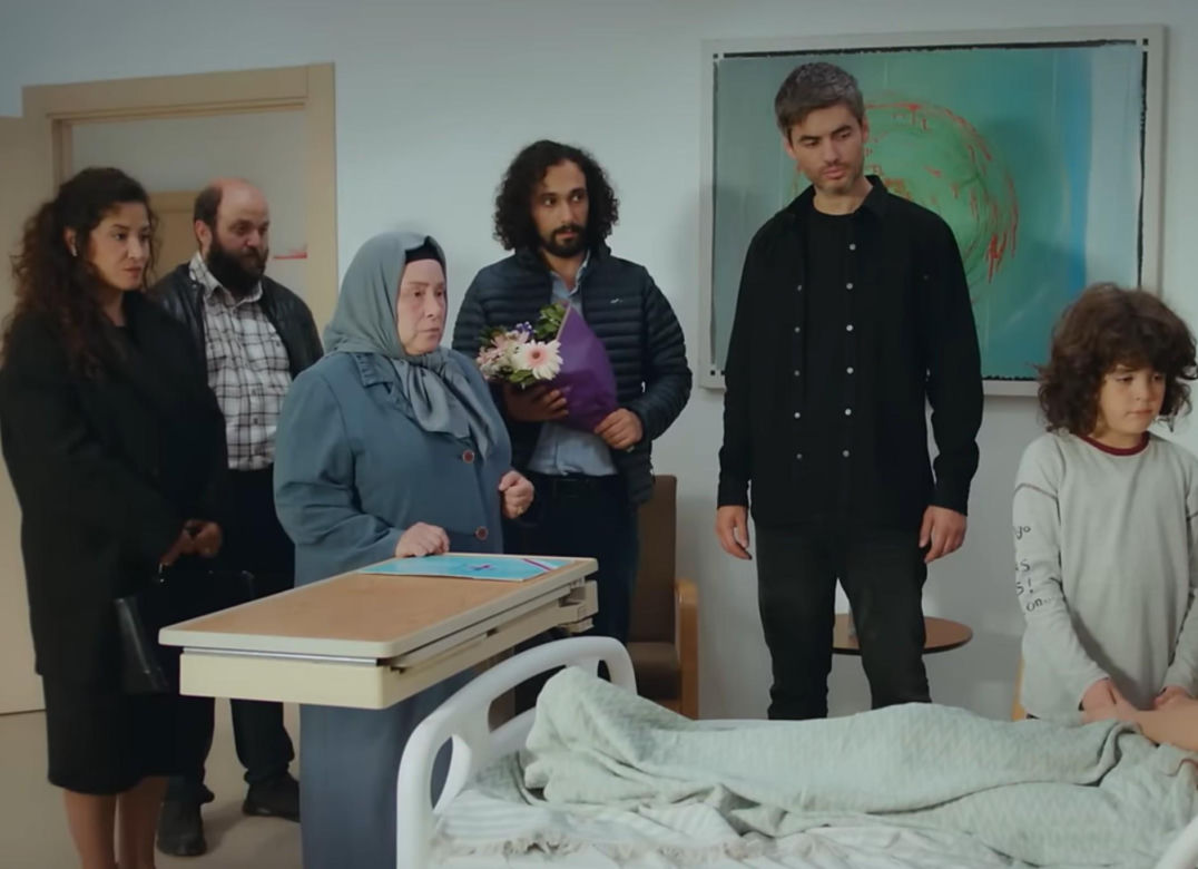 Dziedzictwo, odcinek 923: Sinan ratuje Aynur przed napastnikiem. Czy to naprawi ich relacje?
