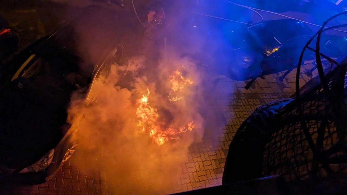 Zaparkowane auta płoną w Warszawie na potęgę! Czy to podpalacz? Strażacy mówią wprost! 