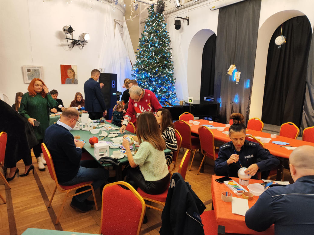 Malowanie bombek - Przyjaciele Dzieciom 2023