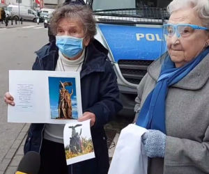 Powstańcy warszawscy na strajku kobiet 
