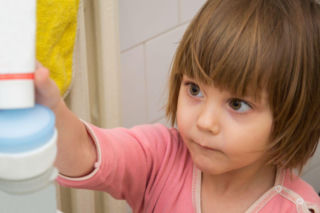 Świąteczne porządki mogą być niebezpieczne. Dzieci i detergenty to kiepskie połączenie