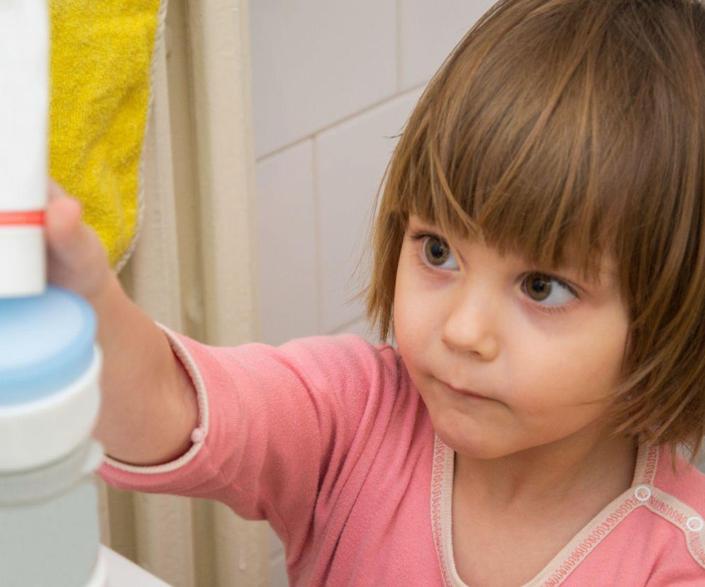 Świąteczne porządki mogą być niebezpieczne. Detergenty lepiej miej na oku