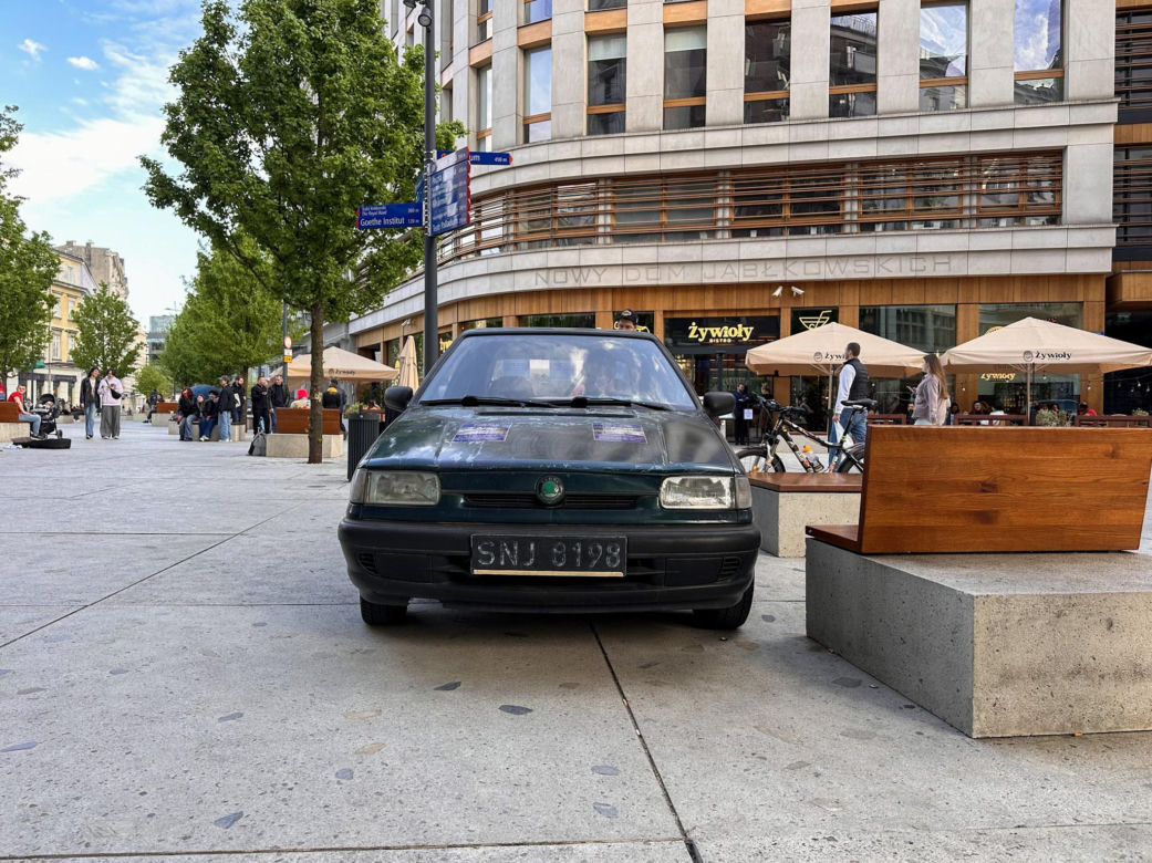 Akcja Miejskiej Agendy Parkingowej na placu Pięciu Rogów w Warszawie