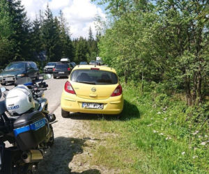 Policja odholowywała samochody na Łysej Polanie