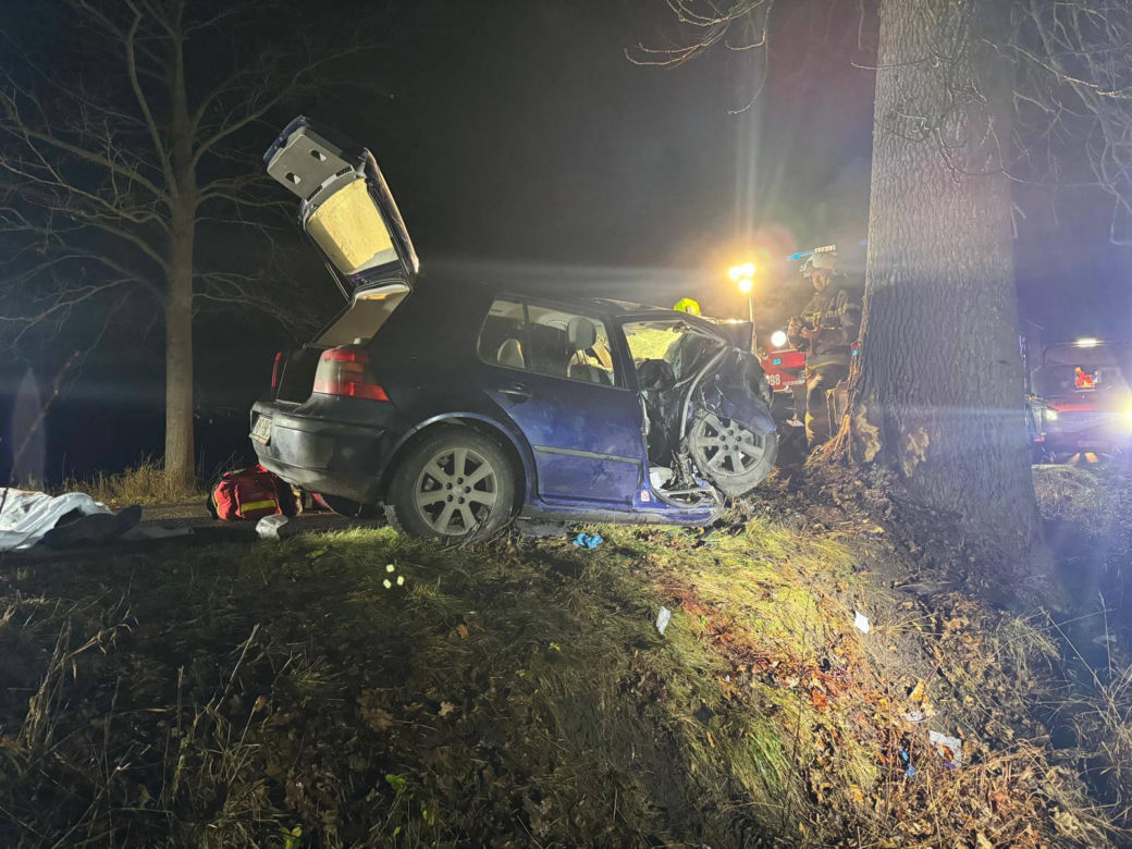 Golf roztrzaskał się na drzewie. Dwie osoby zginęły na miejscu, trzecia w szpitalu