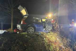 Golf roztrzaskał się na drzewie. Dwie osoby zginęły na miejscu, trzecia w szpitalu