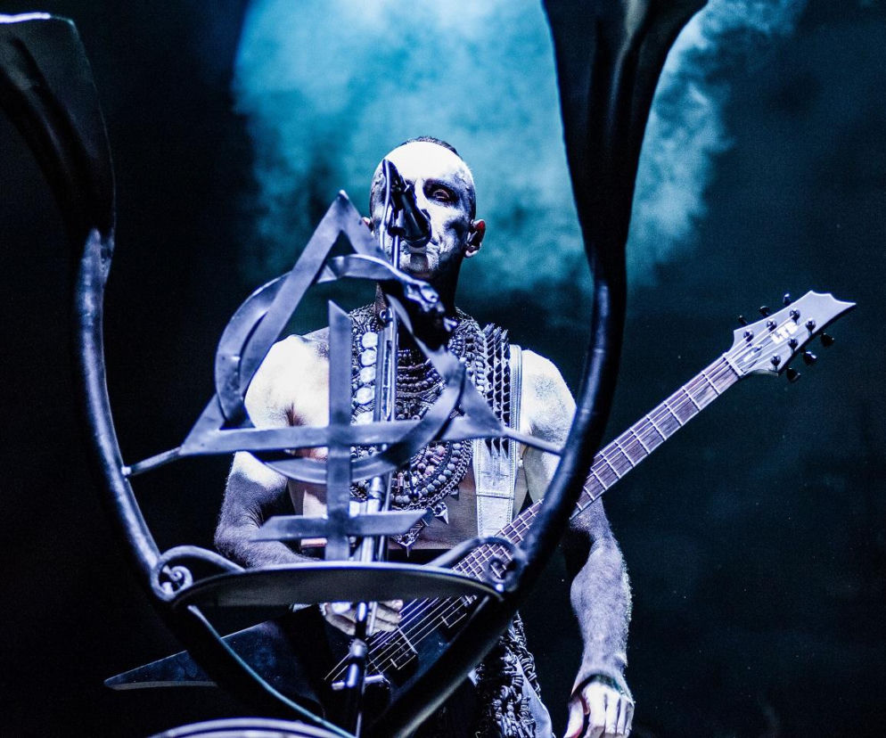 Nergal w mrocznym makijażu scenicznym podczas koncertu. O liderze Behemoth przeczytasz na EskaRock.