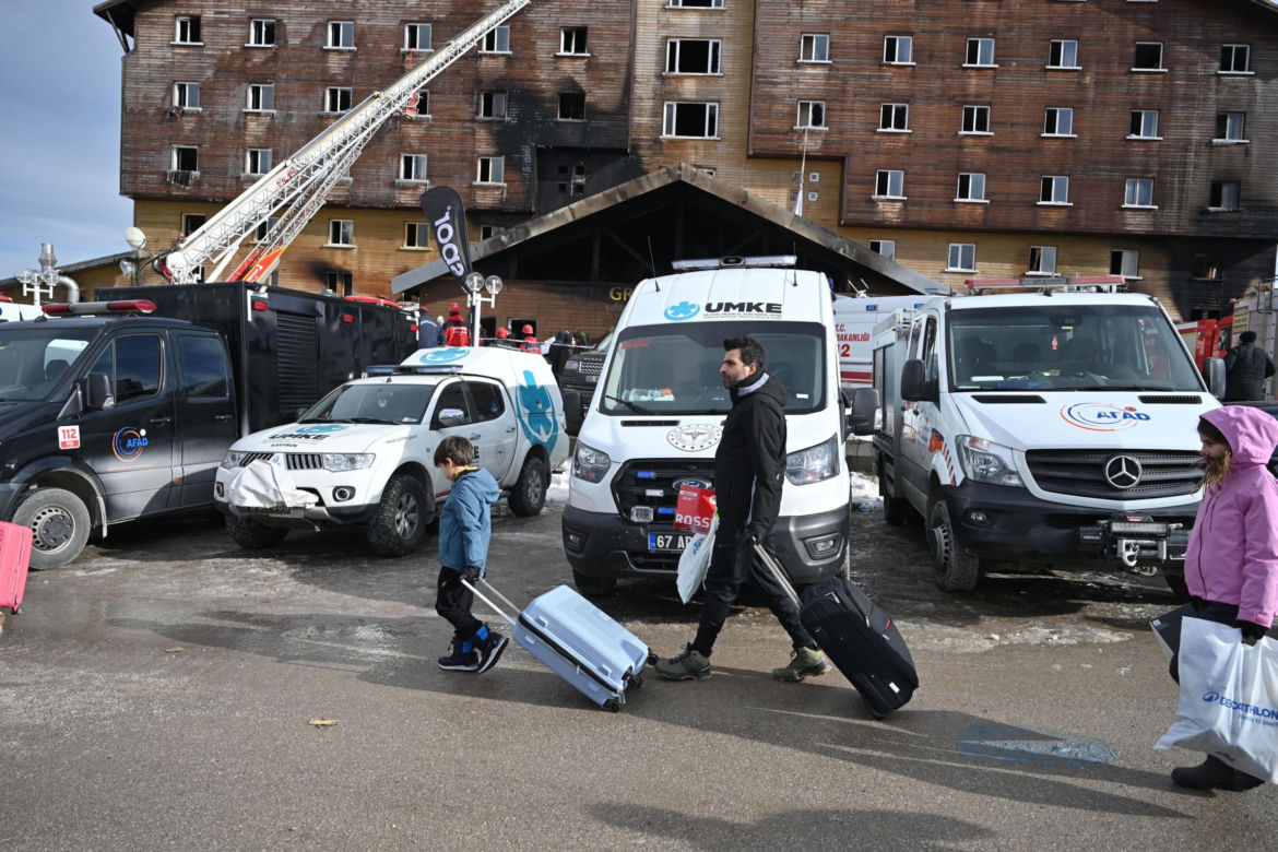 Ogień zmienił ferie w piekło. Hotel spłonął, nie żyje 76 osób. Będzie żałoba narodowa 