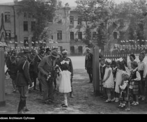 Dziewczynka wręcza kwiaty prezydentowi Ignacemu Mościckiemu, Suwałki, 1932 r.