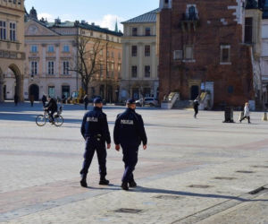 Krakowscy policjanci kontrolują przestrzeganie obostrzeń sanitarnych