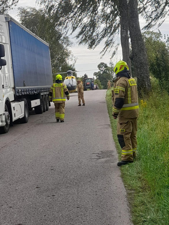 Samochód z czteroosobową rodziną uderzył w drzewo. Tragiczny wypadek na trasie Górowo Iławeckie – Kamińsk