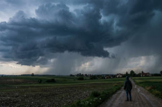 Prognoza pogody na niedzielę i poniedziałek. Sprawdź gdzie uderzą burze i grad