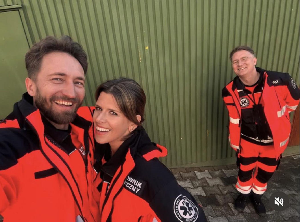 Na sygnale na planie. 6. rocznia ślubu Strzeleckich. Martyna (Monika Mazur), Piotr (Dariusz Wieteska),  (Artur Góra (Tomasz Piątkowski)