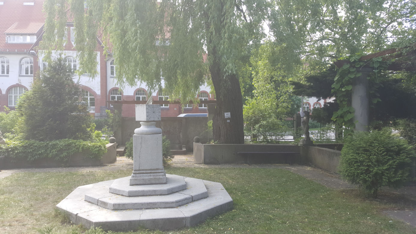 Półki bookcrossingowe w Ogrodzie Botanicznym UKW