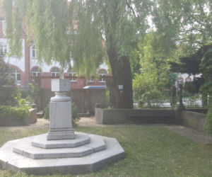 Półki bookcrossingowe w Ogrodzie Botanicznym UKW