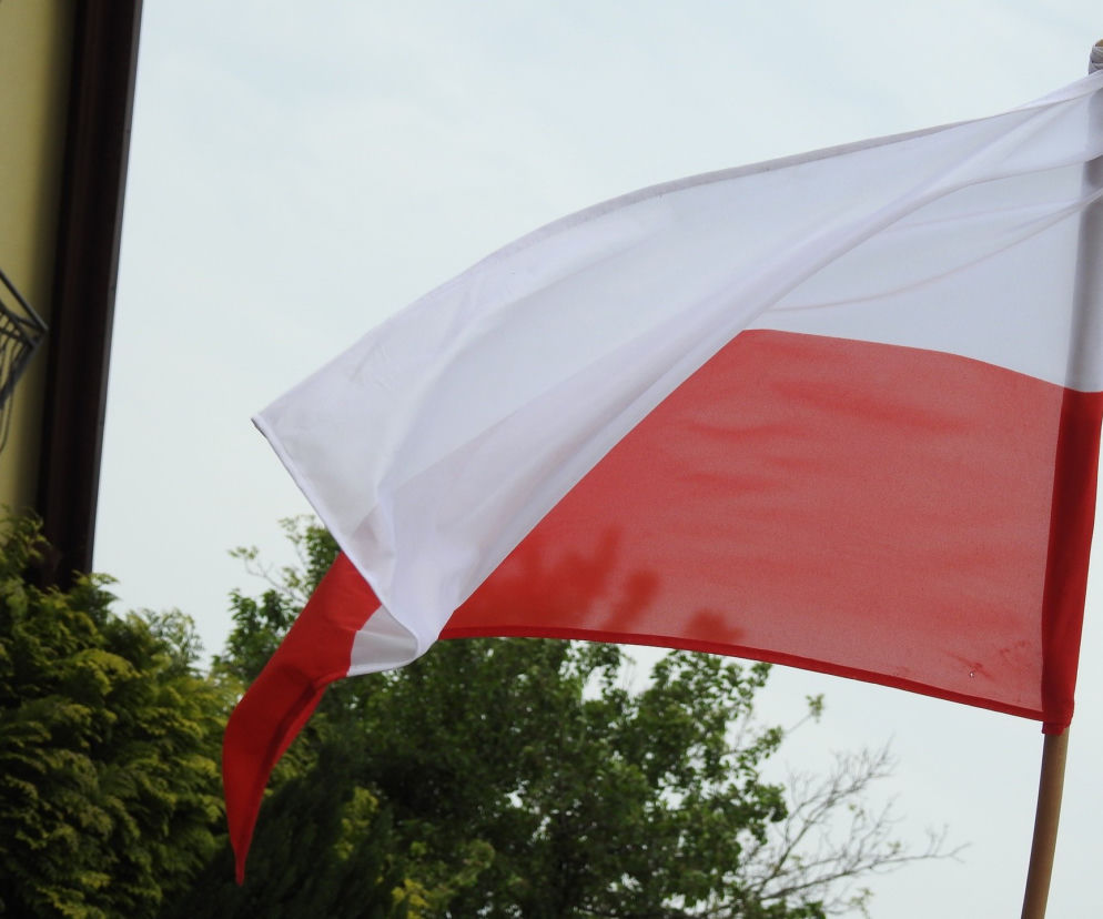 Dzień Flagi już 2 maja: Czy umiesz prawidłowo wieszać flagę? [NAJCZĘSTSZE BŁĘDY]