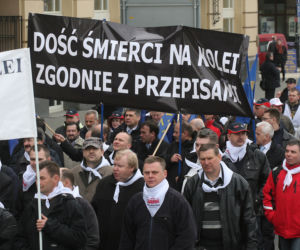 WARSZAWA: Protest KOLEJARZY przed Kancelarią Premiera - ZDJĘCIA