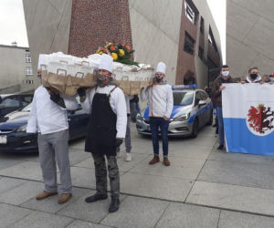 Protest branży gastronomicznej w Toruniu. Zanieśli trumnę pod pomnik Kopernika