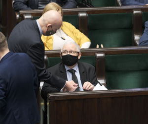 kaczyński w sejmie podpisuje książkę