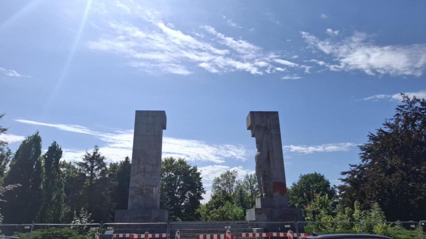 Pomnik "szubienic" w Olsztynie. Nawrocki i Kaczyński chcieli go zburzyć