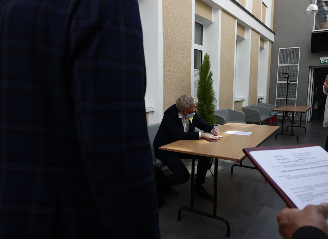 Robert Biedroń oddał osocze