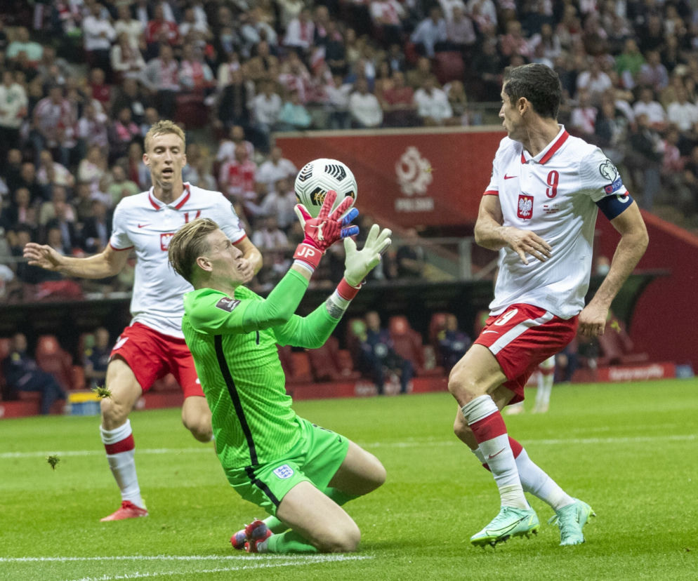 Polska - Anglia 2021: chłopiec od podawania piłek olał Pickforda. Internauci podzieleni