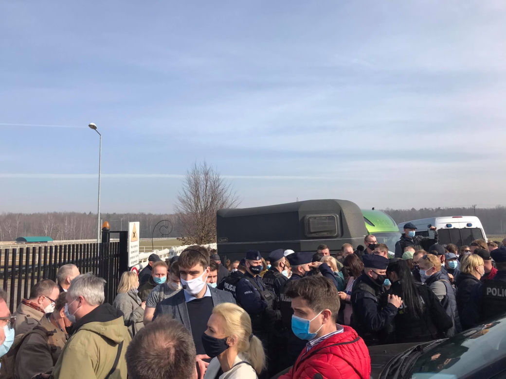 Wielka licytacja koni pod Łodzią zatrzymana przez... sanepid! Na miejscu policja i wściekli kupujący
