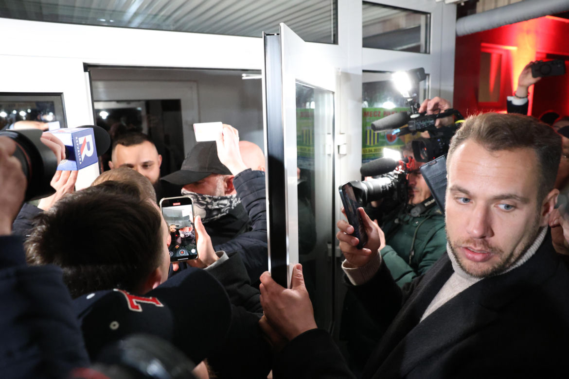 Awantura przed halą sportową w Końskich. Wezwano policję 