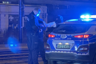 Desperacka ucieczka pod prąd przez środek Warszawy! Wybili szybę, wywlekli 19-latka ze sportowego BMW. [ZDJĘCIA]