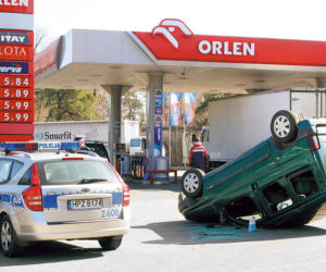 Citroen  dachował na  stacji benzynowej