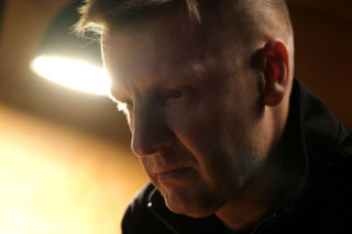 Paweł z M jak miłość wróci do nałogu. Zduński zignoruje dramatyczny apel i znów przepadnie