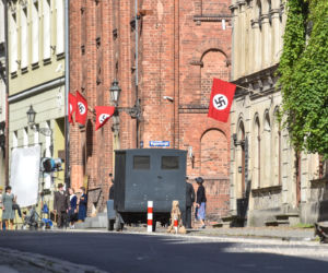 Nazistowskie symbole na starówce w Toruniu. Kręcą tam nowy film