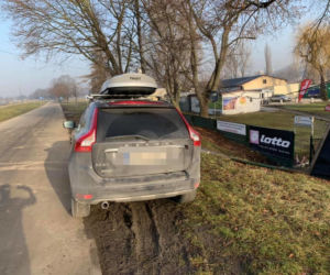 Samochody parkują na Błoniach